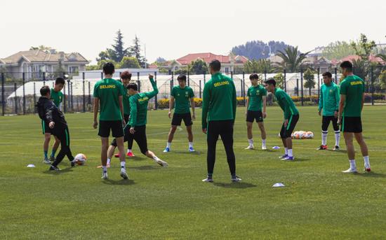 卡昂保级关键期凝聚团队力量  卡昂保级关键期凝聚团队力量